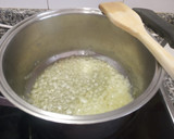 Foto del paso 3 de la receta: Carbonero con crema de calabaza y pasas