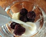 Foto del paso 2 de la receta: Licuado de moras y banana 🍌🫐