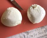 Une image de l'étape 3 de Salade de tomates noires, mozzarella di buffala et oignons nouveaux.