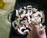 Foto del passaggio 5 della ricetta Pollo “alla crème” con funghi Portobello