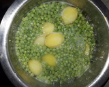 A picture of step 1 of Mashed potatoes and Peas, Mukimo.