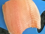Salmón a las finas hierbas y ensalada tornillos