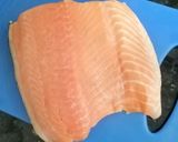 Foto del paso 2 de la receta: Salmón a las finas hierbas y ensalada tornillos