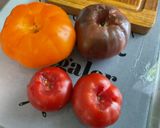 Une image de l'étape 2 de Salade de tomates tricolores aux oignons nouveaux et fromage frais.