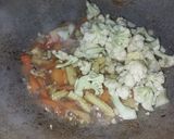 Foto langkah ke 4 dari resep Capcay Ayam & Sosis.