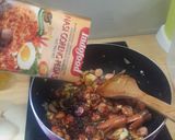 Foto langkah ke 5 dari resep Nasi Goreng Gila a la Bumbu Indofood Nasi Goreng Pedas.