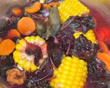 Foto langkah ke 3 dari resep Sayur Bening Bayam Merah Wortel Jagung.