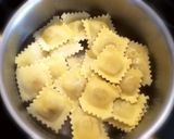Foto del paso 4 de la receta: Raviolis rellenos de carne a la brasa con suave crema boloñesa