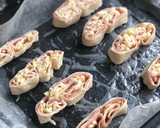 Foto del paso 4 de la receta: 🌴 Palmeritas - Orejitas de jamón y queso 🌴