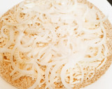 Foto del paso 4 de la receta: Pizza fit - queso y cebolla