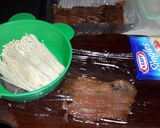 Foto langkah ke 1 dari resep Mommy bento Enoki Roll daging teriyaki saos.