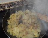 Foto del paso 2 de la receta: Tortilla de patatas con cebolla