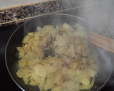 Foto del paso 2 de la receta: Tortilla de patatas con cebolla