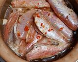 Hình bước làm 5 của món Cá phèn um muối ớt