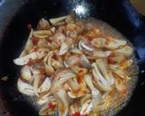 Foto langkah ke 3 dari resep Jamur merang bumbu kuning.