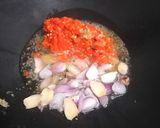 Foto langkah ke 2 dari resep Sayur Ikan Pindang Belimbing Wuluh.