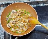 Foto del paso 3 de la receta: Arroz meloso con calamares, mero y guisantes