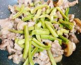 Hình bước làm 2 của món Rau Tiến Vua Xào Heo Rừng
