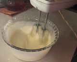 Foto del paso 2 de la receta: Postre en copa 🍧 de frutillas con crema