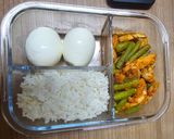 รูปขั้นตอนการทำที่ 3 ของ ข้าวพริกแกงไก่ ไข่ต้ม