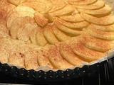 Tarta de hojaldre con crema pastelera y manzanas