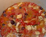 Foto del passaggio 4 della ricetta Mezze maniche rigate con pomodorini, olive, capperi e pesce spada