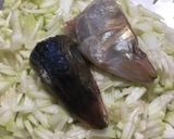 A picture of step 1 of Fish Head dry curry.
