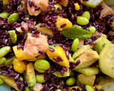 Foto del paso 7 de la receta: Poke de salmón picante con arroz venere