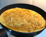 Foto del paso 7 de la receta: Tortilla de Cebolla 🧅 🥚