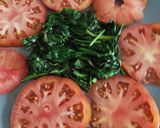 Foto del paso 5 de la receta: Ensalada de caballa,tomate, espinacas y vinagreta de espirulina