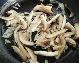 Foto del paso 5 de la receta: Tallarines de setas y castañas con setas y alga wakame