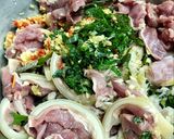 Hình bước làm 3 của món Dê Tía tô áp chảo