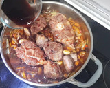 Foto del paso 4 de la receta: Rabo de ternera al vino tinto con puré de patatas al curry