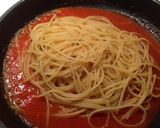 Foto del passaggio 6 della ricetta Spaghettini con pomodoro piccadilly e calamari
