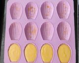 Foto langkah ke 4 dari resep Vanilla Madeleines.