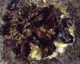 Gambar langkah 3 resipi Ayam Masak Kicap Lada Hitam & Cendawan Hitam.
