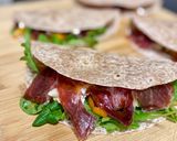 Foto del paso 4 de la receta Quesadilla de melocotón, jamón, queso de cabra y rúcula