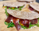 Foto del paso 4 de la receta: Quesadilla de melocotón, jamón, queso de cabra y rúcula
