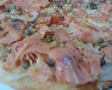 Foto del paso 5 de la receta: Pizza,bacon,ceba i salmon con Alcaparras