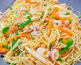 Hình bước làm 4 của món Mì trứng xào mực và thịt xá xíu