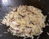 洋蔥香菇高麗菜絲炒肉末的食譜步驟4照片
