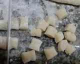 Foto del paso 5 de la receta: Ñoquis de harina súper LIVIANOS