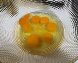 Foto del paso 8 de la receta: Tortilla de patata con queso y cebolla