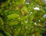 A picture of step 1 of Aloo aur seem ki sabji.