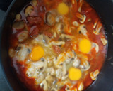 Foto del paso 3 de la receta: Champiñones en salsa con chorizo y huevo