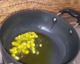 A picture of step 3 of Garlic tomato sauce maggi.