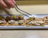 Foto del paso 3 de la receta: Tosta crujiente con ensaladilla, caballa y piparra