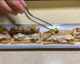 Foto del paso 3 de la receta: Tosta crujiente con ensaladilla, caballa y piparra