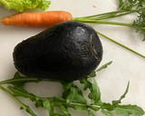 Foto del paso 1 de la receta: Ensalada de aguacate con lechuga, rúcula silvestre y zanahoria del huerto, 5’