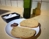 Foto del paso 1 de la receta: Tostadas de pan con semillas de sésamo y lino, chocolate, AOVE y sal marina